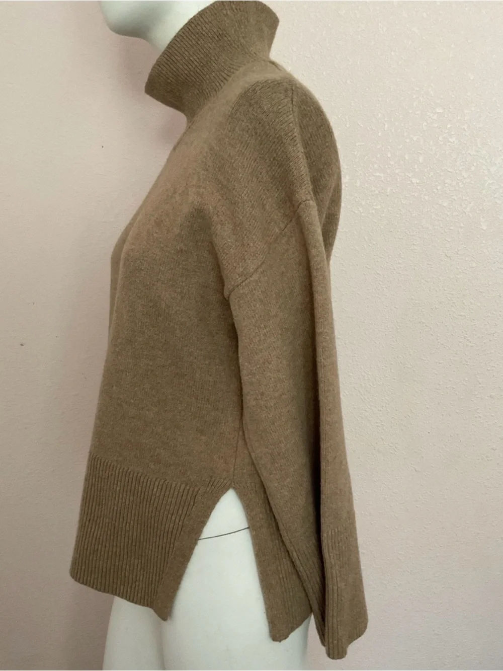 Banana Republic Camel Tan Turtleneck Sweater Wool Blend Side Slits Medium